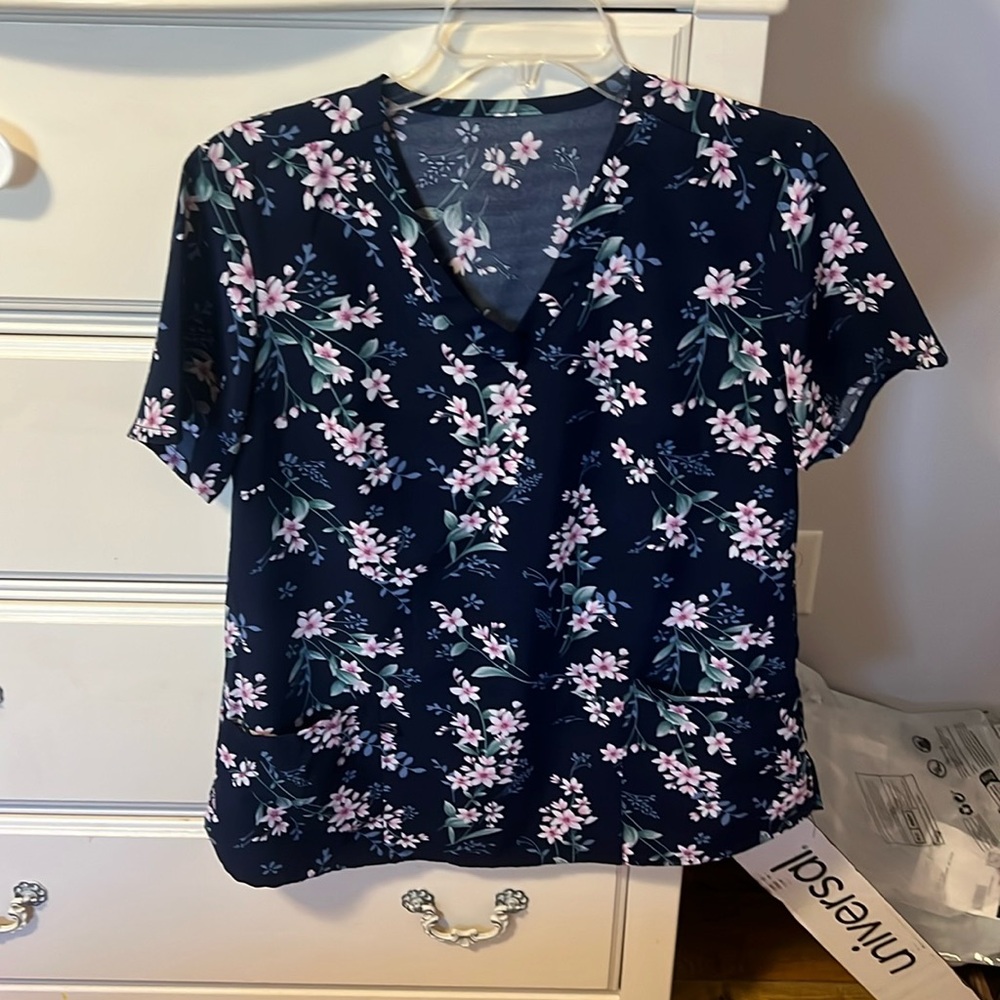 Floral scrub top!